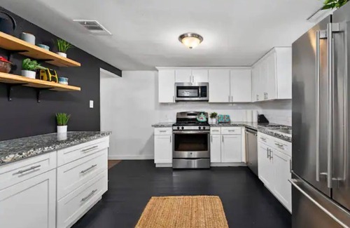 Dunbar House | Spacious Patio + Close to The Square + Pet Friendly + Full Kitchen
