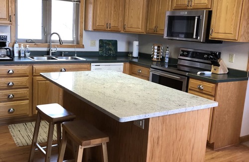 Bena House | Spacious private cabin on the mighty Mississippi, 1/2 mile to Lake Winnie.