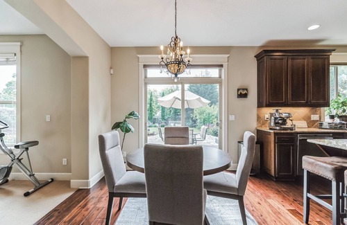 Cedar Hills House | Spacious, private, 5 bedrooms 3 full bath House near Portland downtown