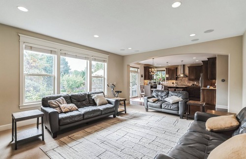 Cedar Hills House | Spacious, private, 5 bedrooms 3 full bath House near Portland downtown