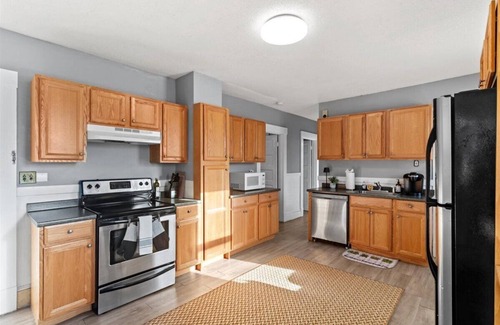 West Hartford Apartment | Spacious & Private 2BR Near West Hartford Center w Free Parking