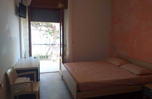Pineto Bed & Breakfast | Spacious quadruple room a stone throw from the sea