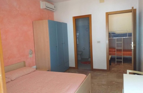 Pineto Bed & Breakfast | Spacious quadruple room a stone throw from the sea