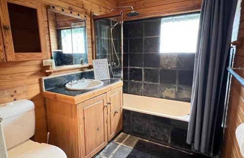 Seven Hills House | Spacious Queen Room next to Station and Shopping Centre - SH2