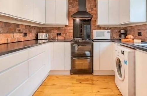 Wadsworth Apartment | Spacious Quiet Apartment with Log Burner & Patio in the Centre ofHebden Bridge .