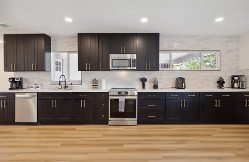 Village Grove House | Spacious Remodel 3BR 2BA – Prime Location Near It All