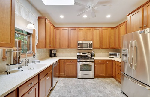 Jim Thorpe House | Spacious, renovated modern home in Bear Creek Lake near Historic Jim Thorpe