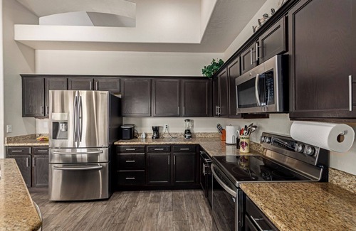 Glendale House | Spacious Resort like 4-bedroom House with fitness room, pool,BBQ- huge backyard