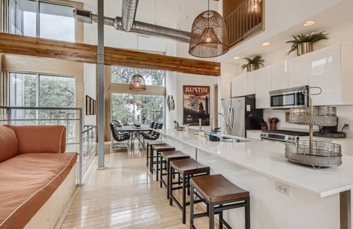 Brentwood House | Spacious Retreat for Groups W/Workspace Min to DT & SXSW Top Spots!