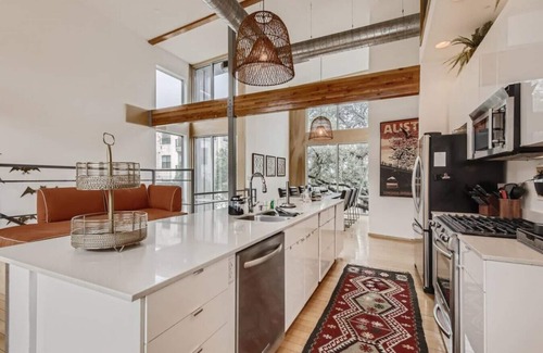 Brentwood House | Spacious Retreat for Groups W/Workspace Min to DT & SXSW Top Spots!