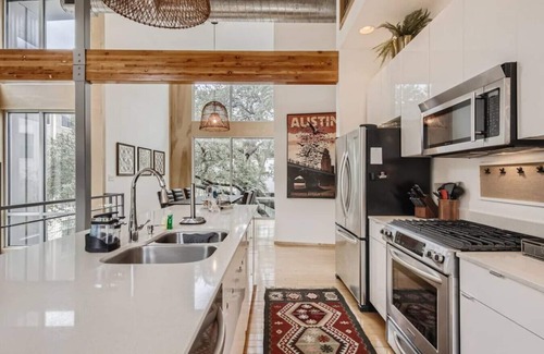 Brentwood House | Spacious Retreat for Groups W/Workspace Min to DT & SXSW Top Spots!