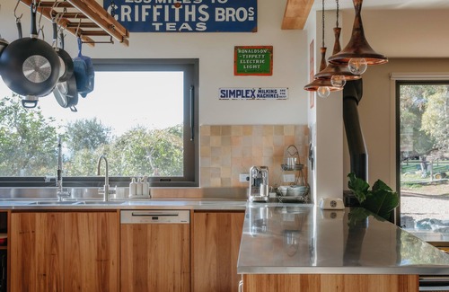 Flinders House | Spacious retreat in Flinders with Sauna and Hot Tub.