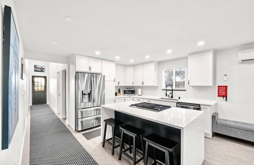 Renton House | Spacious Retreat Near Lake Washington w/Hot Tub!