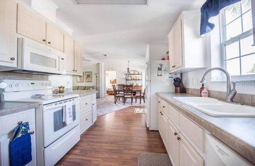 Maple Leaf House | Spacious Retreat with Tons of Activities! - Over 55 Only