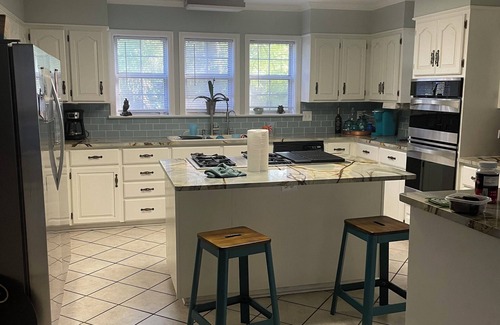West Monroe House | Spacious Retreat with room for large groups! 2 living areas and a large kitchen.