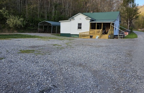 Northfork House | Spacious riding retreat 4 BR Outlaw House/ATV Riding 10beds-Large Parking