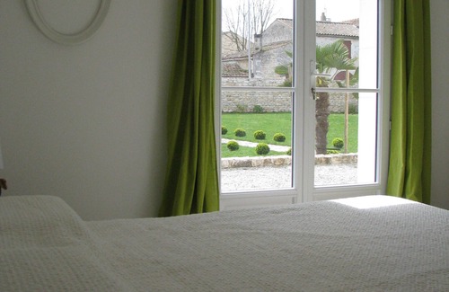 Echillais Bed & Breakfast | Spacious room in charming Charentaise