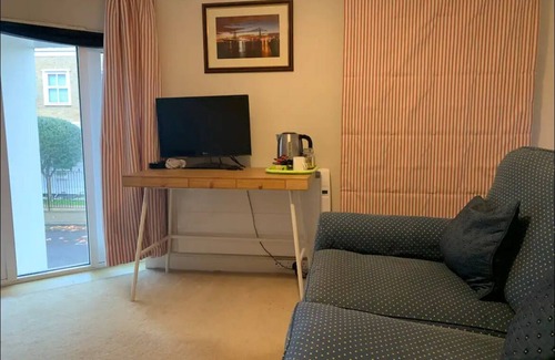 Prince's Apartment | Spacious room (in shared apartment) and private bathroom in central London
