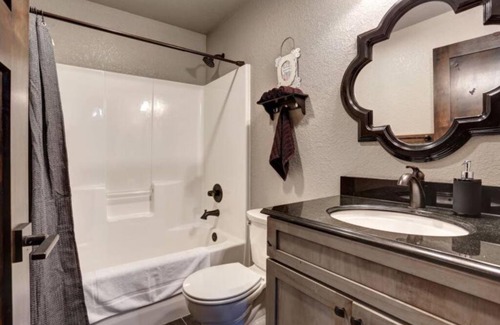 Lead House | Spacious Room & Views, 18 guests-Dream Catcher