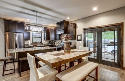 Lead House | Spacious Room & Views, 18 guests-Dream Catcher