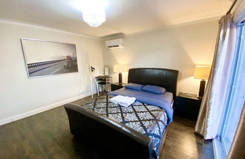 Cote-Des-Neiges—Notre-Dame-De-Grace Bed & Breakfast | Spacious Room w/Smart TV, NETFLIX