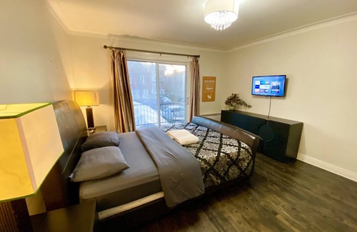 Cote-Des-Neiges—Notre-Dame-De-Grace Bed & Breakfast | Spacious Room w/Smart TV, NETFLIX