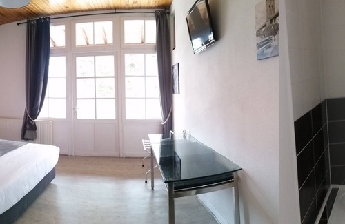 Clairac Hotel | Spacious room with terrace, view of the Castle or the river