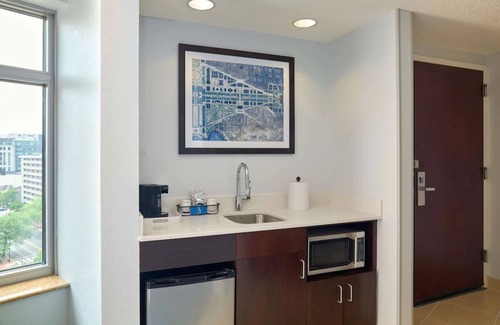 Mount Vernon Triangle Hotel | Spacious Rooms in D.C.: Near Convention Center & Metro Station