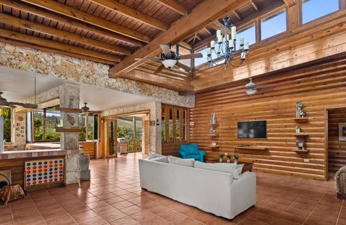 Lomas House | Spacious Rustic Hacienda with Private Pool.