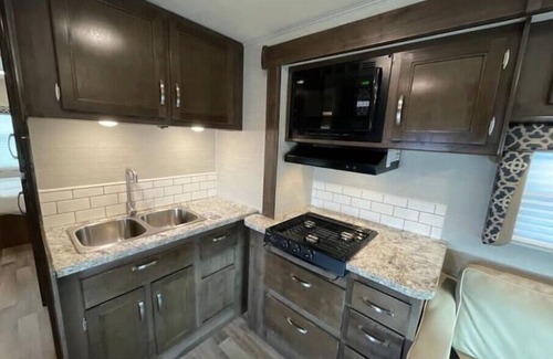 Pella House | Spacious RV - Open Tulip Time