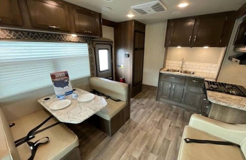 Pella House | Spacious RV - Open Tulip Time