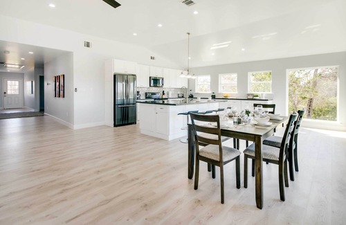 Barrett House | Spacious San Jacinto River Home w/Waterfront Deck