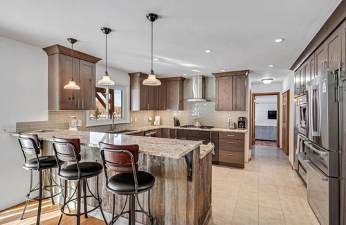 Basalt House | Spacious/Secluded 2 Acres Remodeled Walk To Willit