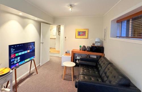 Kohimarama House | Spacious & Secluded Bush-View Suite in Kohimarama