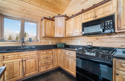 Maple House | Spacious, Secluded Retreat with Rustic Charm