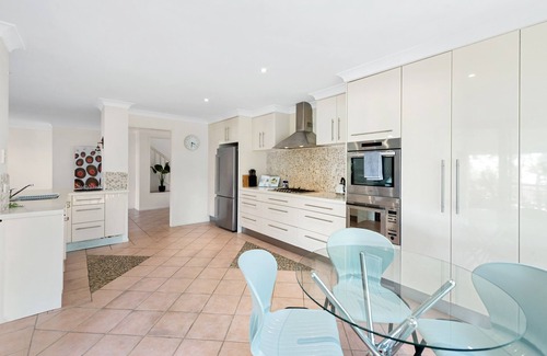 Mount Ommaney House | Spacious & Serene! 3Bed/2Bath/2+Cars ~ House