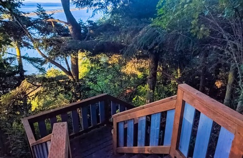 Sequim House | Spacious shorefront cabin with Dungeness National Wildlife Refuge views