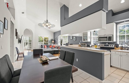 Bay Isle House | Spacious Siesta Key Family Home with Private Pool – Sleeps 10!