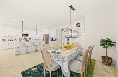 Ontario House | Spacious single house/Large kitchen/6BD/4BA/8beds