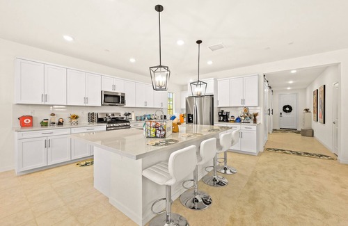 Ontario House | Spacious single house/Large kitchen/6BD/4BA/8beds