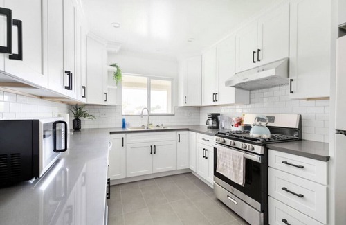 Azusa House | Spacious Sleek New Home in Azusa w/2 King Beds, 2 Luxurious Baths, Full Kitchen, and Gated Parking Spot.