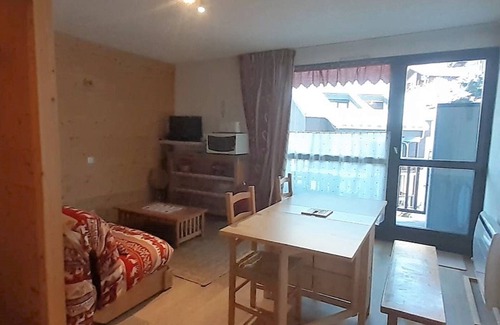 Beaufort Apartment | Spacious Studio Cabin for 4, Near Slopes and Village, Balcony, Free Ski Shuttle