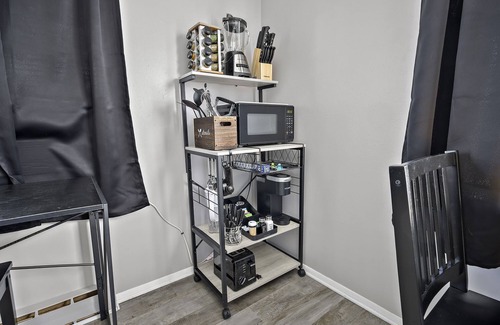 Aurora Apartment | Spacious Studio Apt/Sleeps 2/Extendedstays/Work or Vacation/FREE Wifi & Parking