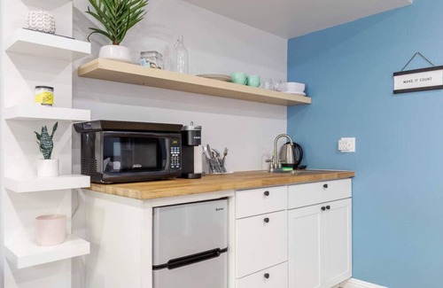 Valley Village Condo | Spacious Studio Universal Private Entry Patio Sleeps 4