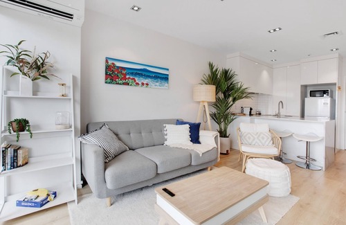 Takapuna Apartment | Spacious Stylish 2BR Carpark Pool Aircon