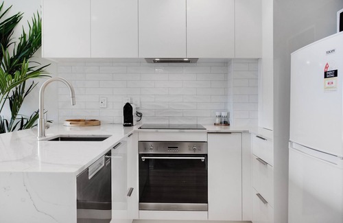 Takapuna Apartment | Spacious Stylish 2BR Carpark Pool Aircon