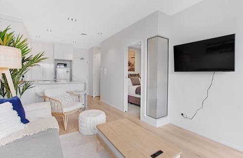 Takapuna Apartment | Spacious Stylish 2BR Carpark Pool Aircon