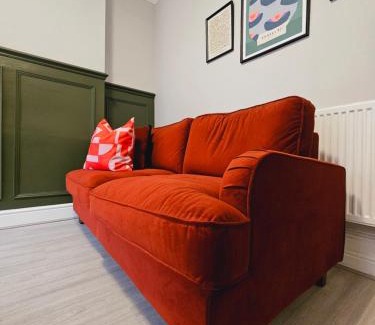 Salford House | Spacious Stylish Home with FREE Parking 10 Mins to Manchester Centre & AO Arena Ideal for Groups & Long Stays
