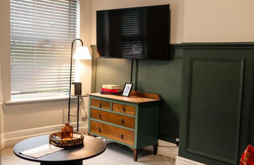 Salford House | Spacious Stylish Home with FREE Parking 10 Mins to Manchester Centre & AO Arena Ideal for Groups & Long Stays
