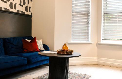 Salford House | Spacious Stylish Home with FREE Parking 10 Mins to Manchester Centre & AO Arena Ideal for Groups & Long Stays